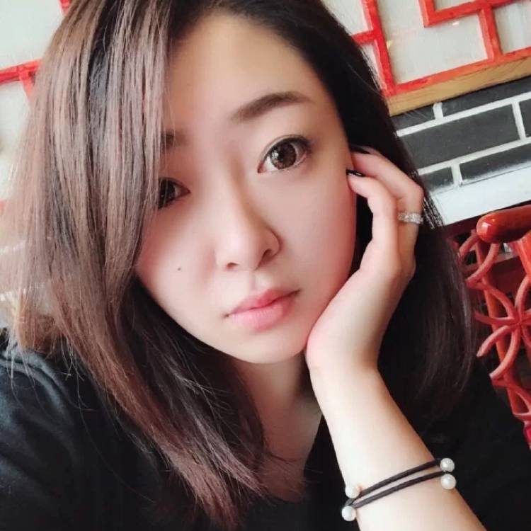 不抹烟熏妆的姑娘的照片