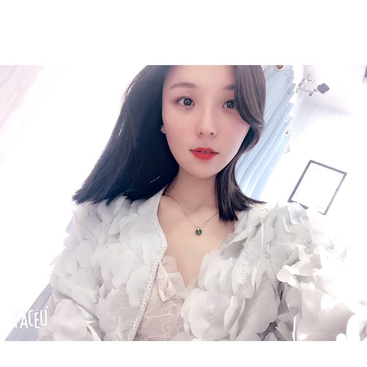 碧蓝深拥玫瑰的照片