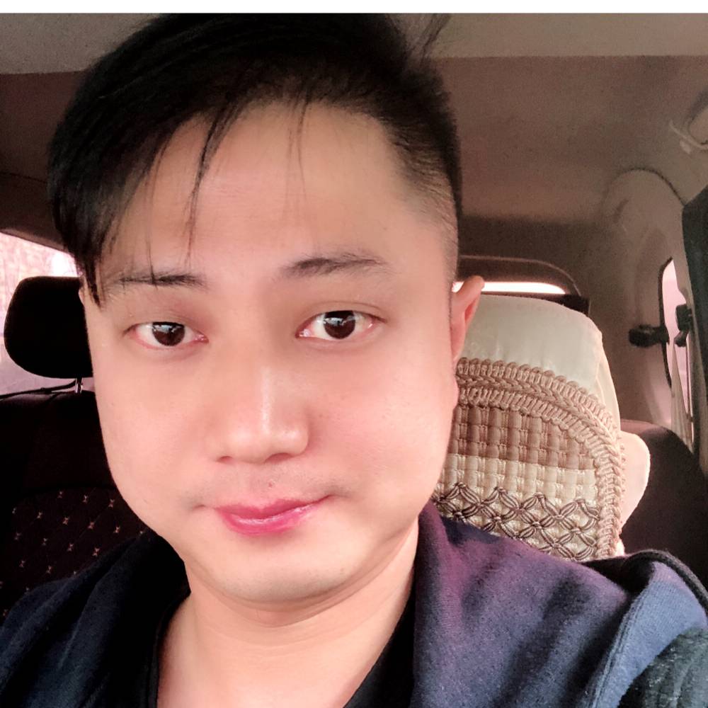 黑猫浅吻稳重的照片