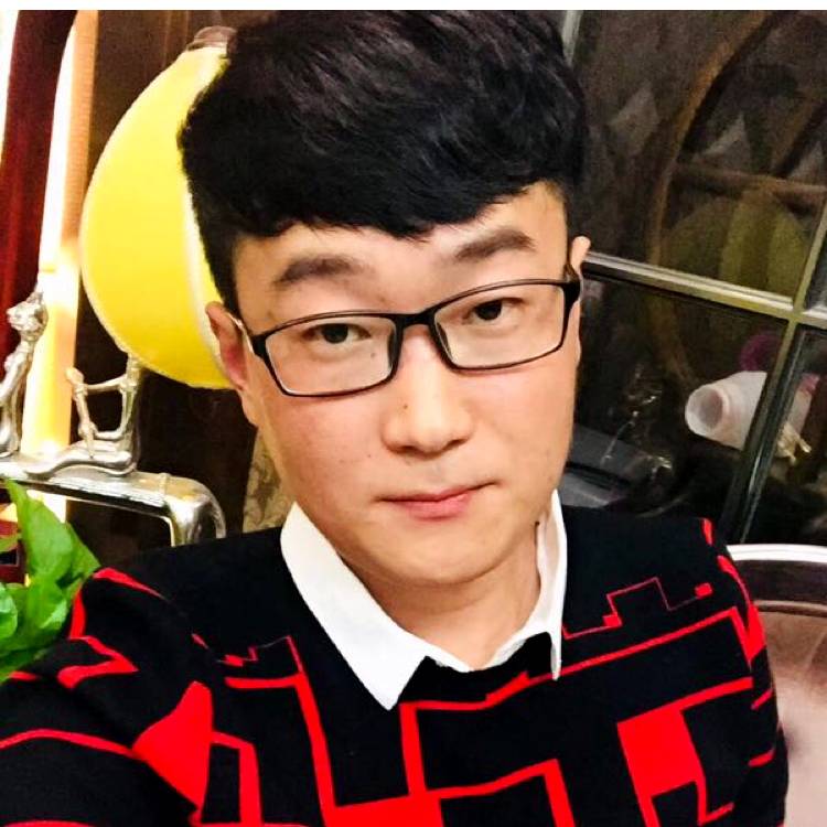 雨中的赶路人的照片