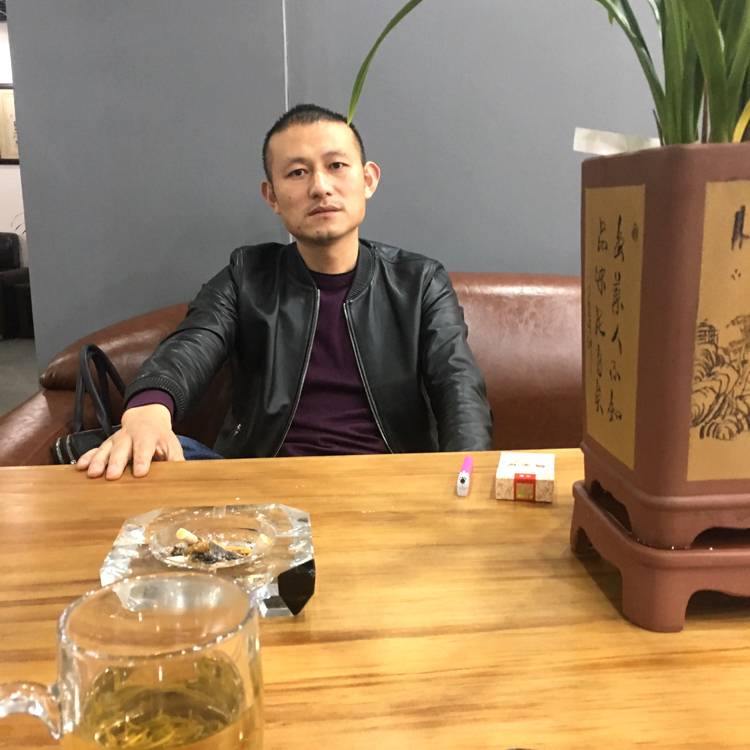 秀发饱满的照片