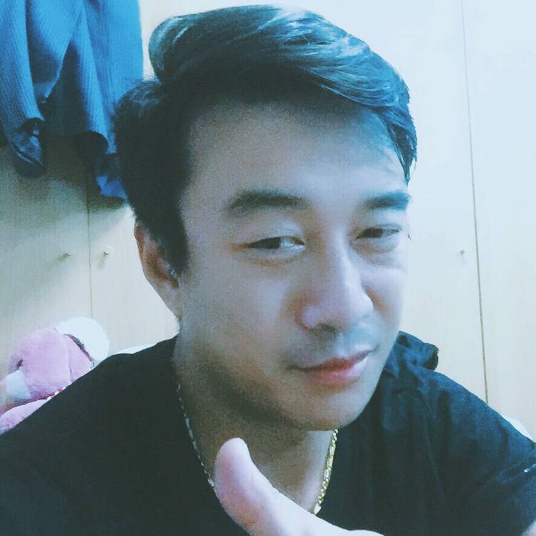 吃着火锅唱着歌的照片