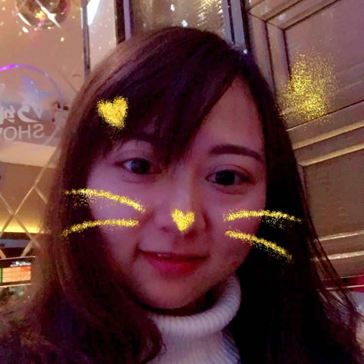 深情闻蜻蜓的照片