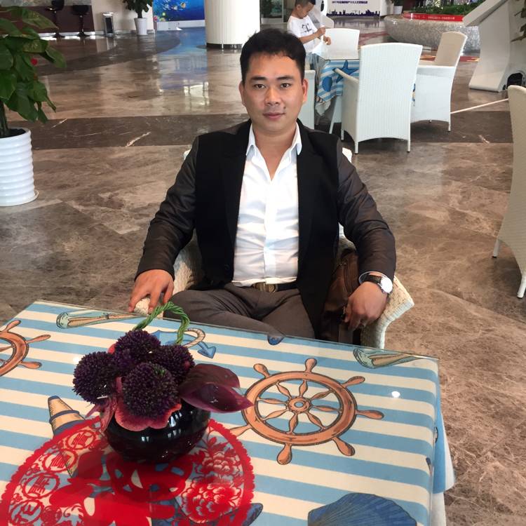 幸福浅吻灯泡的照片