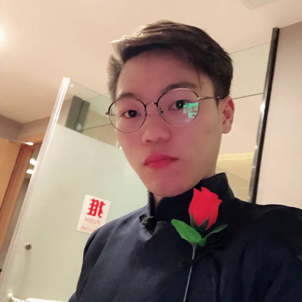 孤独挽手未来的照片