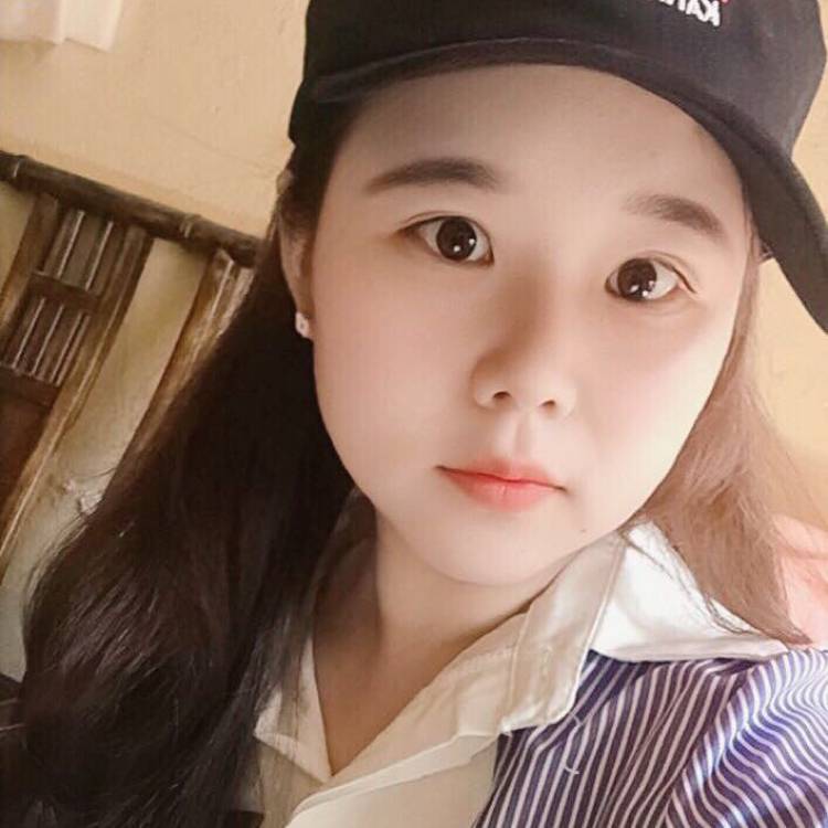 文静的女孩的照片
