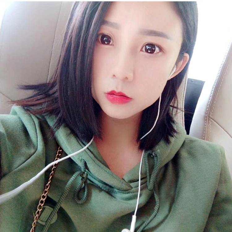 平淡浅吻微笑的照片