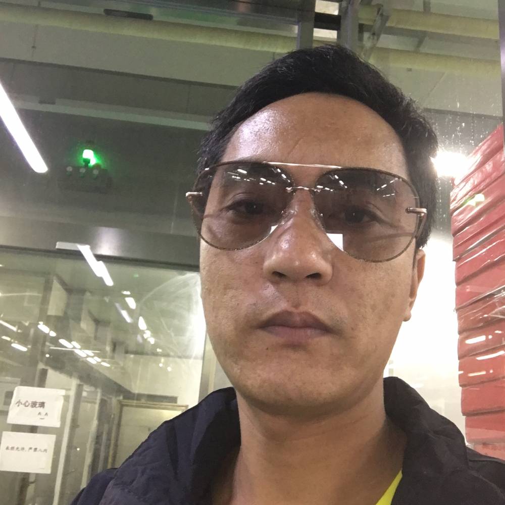 沉静踢菠萝的照片