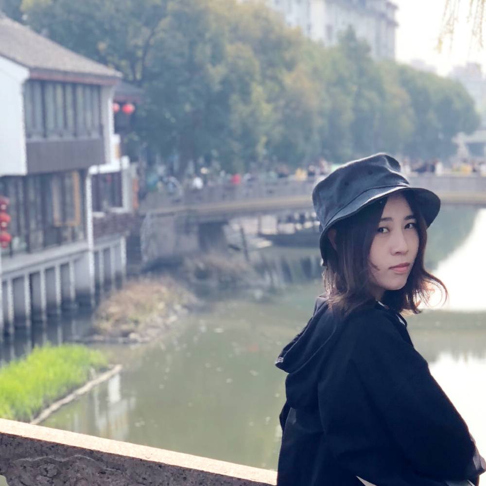 年轻回首剪影的照片