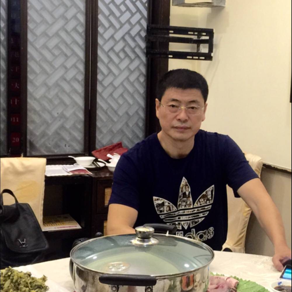 翱翔的鹰的照片