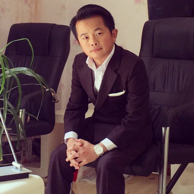 眼光交汇的刹那的照片