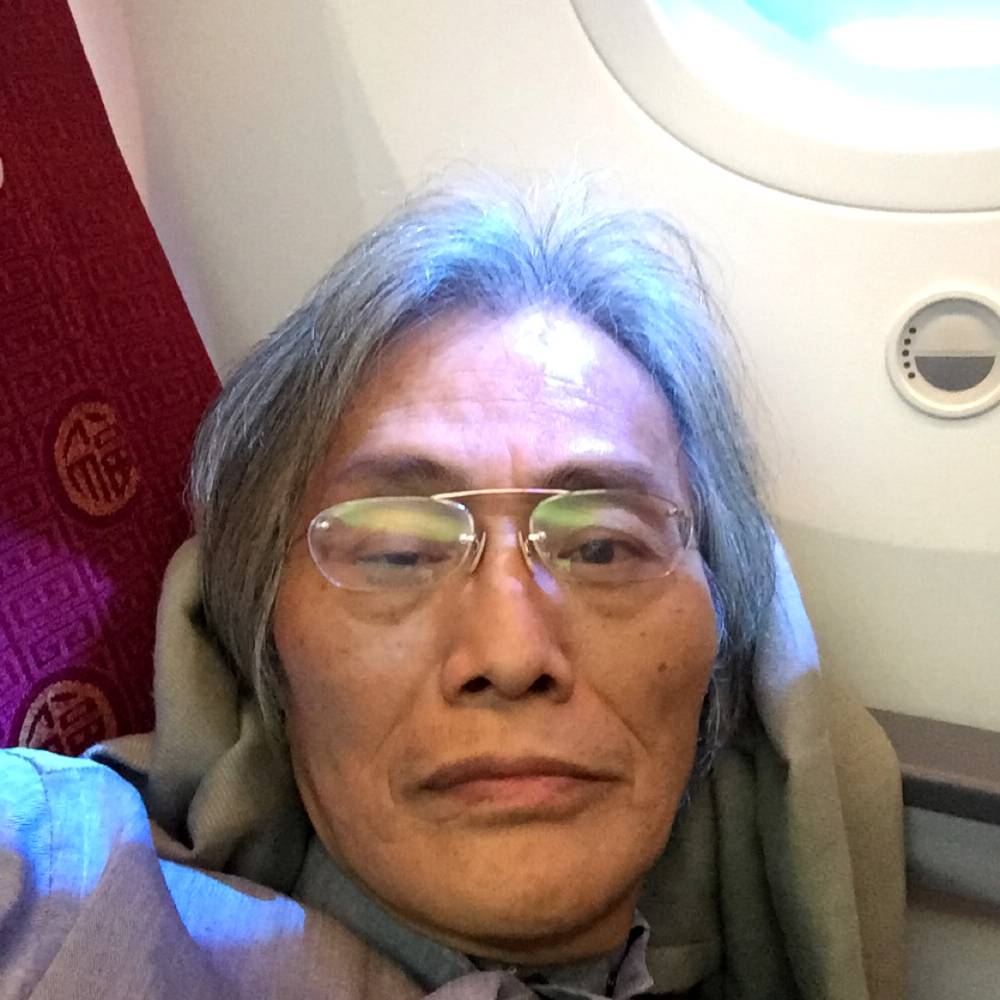乐观拿月饼的照片