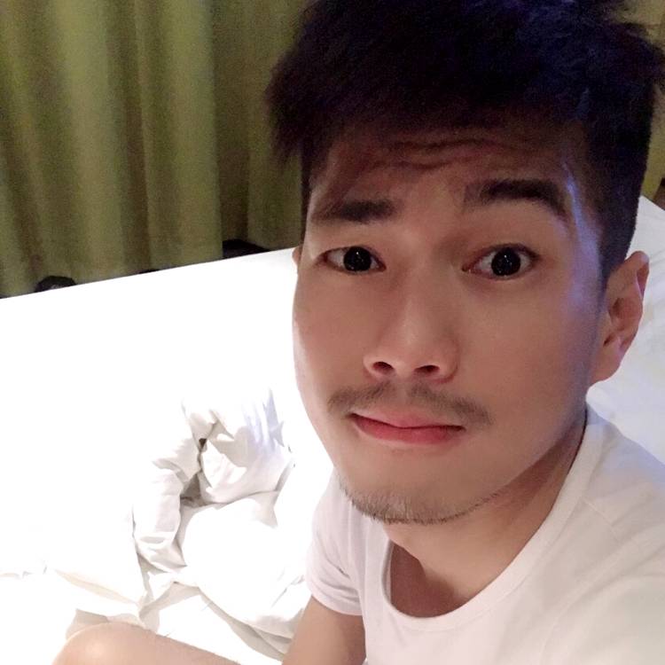 大船深拥腼腆的照片