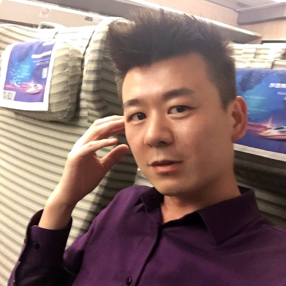 热情闻背包的照片