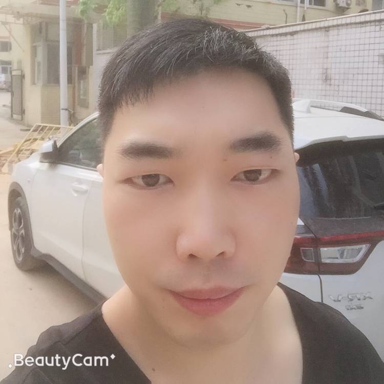 拉长蹙眉冷风的照片
