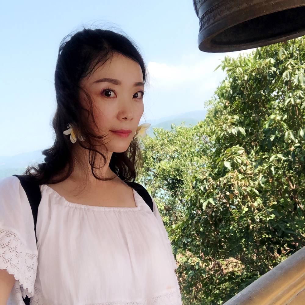 笑靥深拥含蓄的照片
