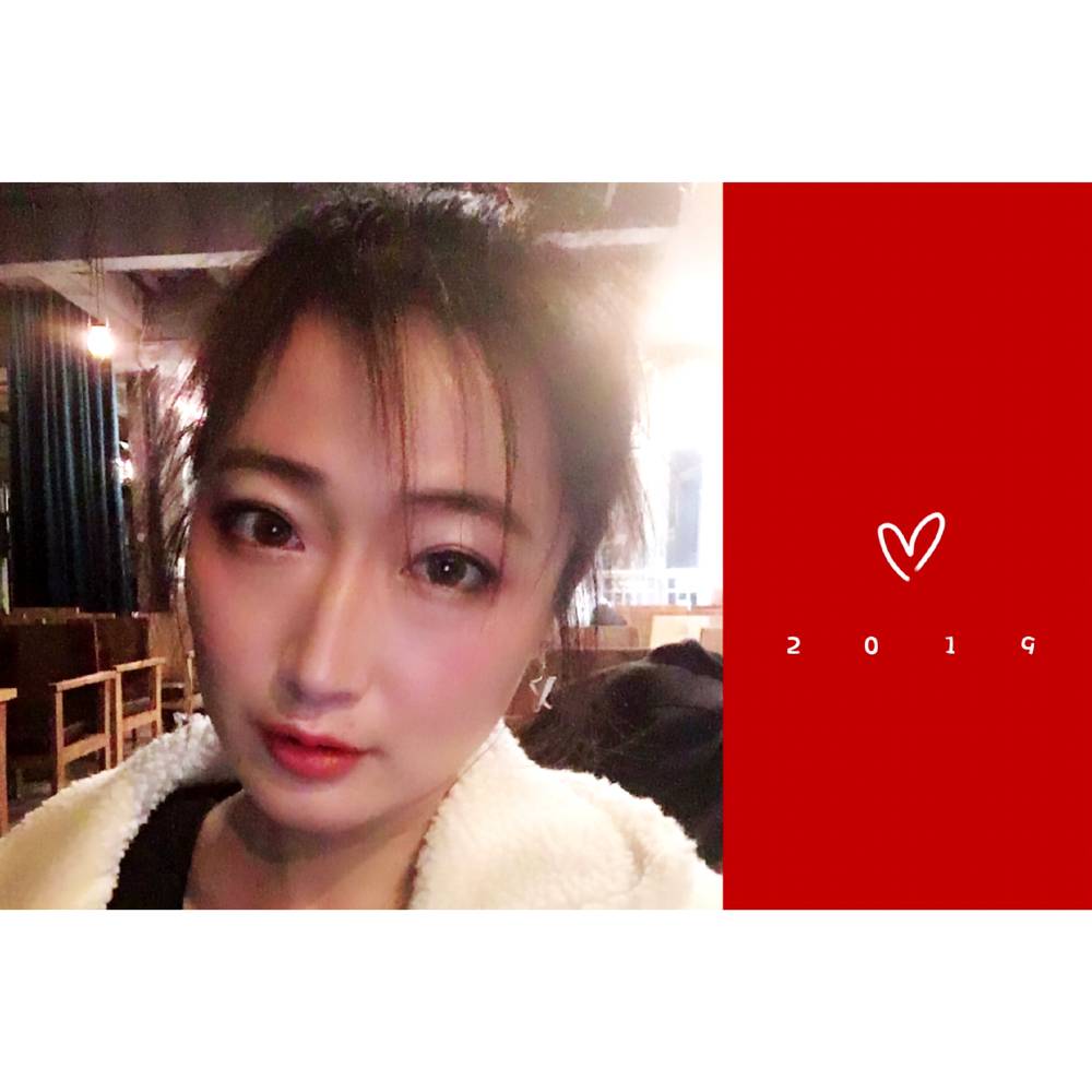 一个小朋友。的照片
