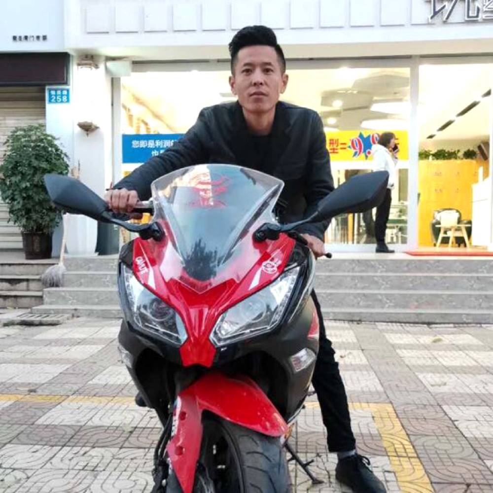 钱途无量的大男孩的照片