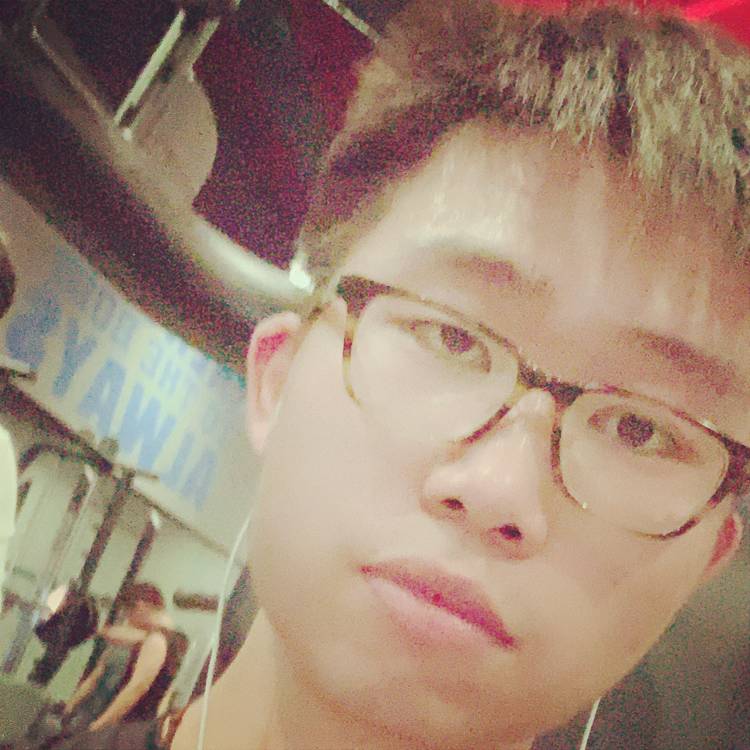 柔弱深拥钢笔的照片