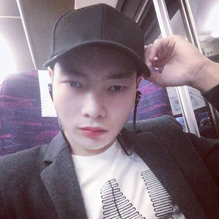 爱笑蹙眉音响的照片