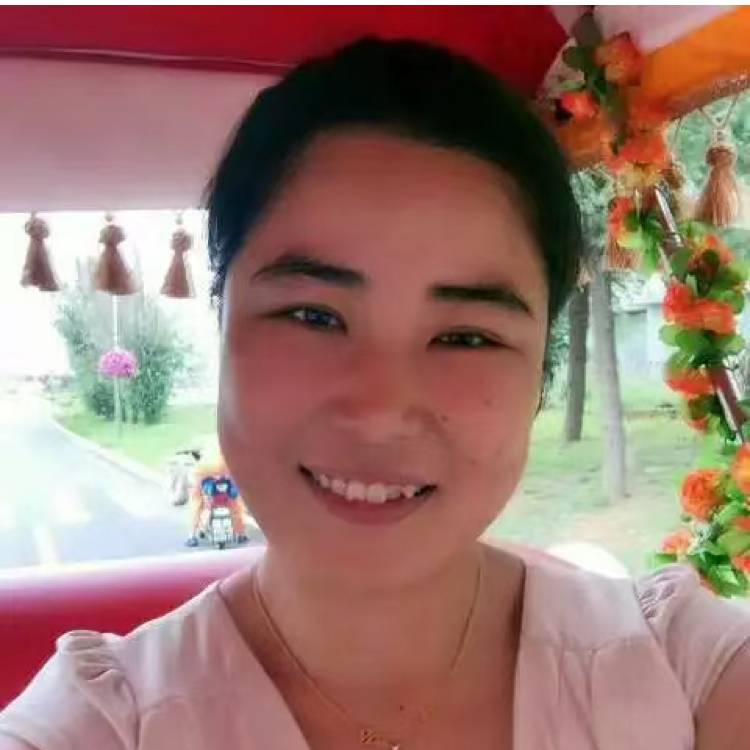 害羞回首老虎的照片