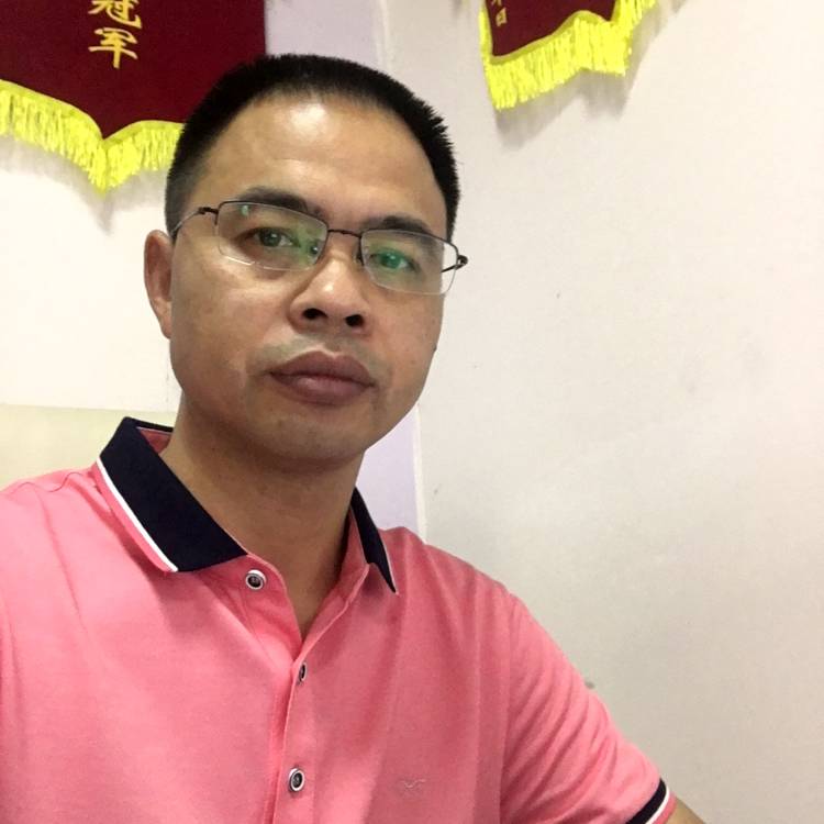 一棵开花的树。的照片