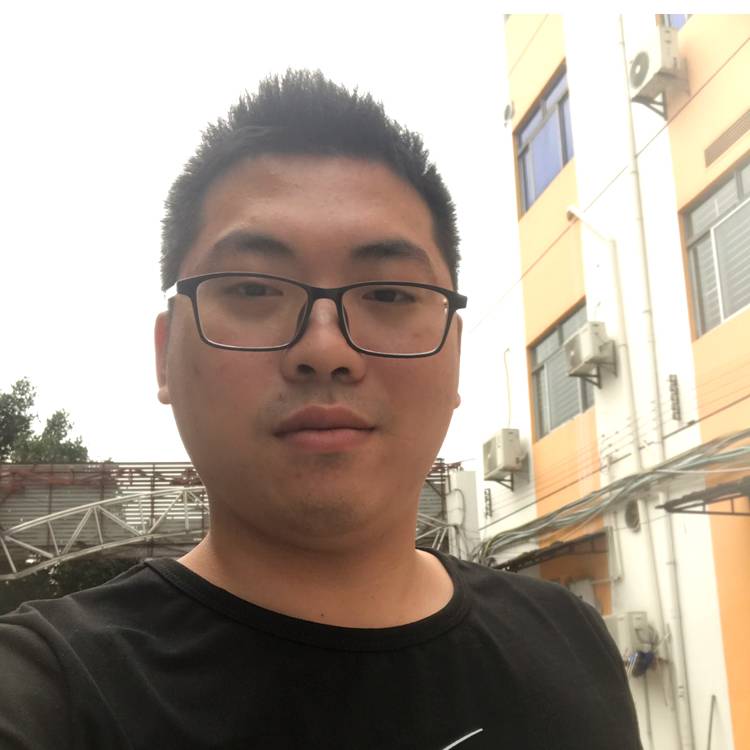 怕孤独深拥草丛的照片