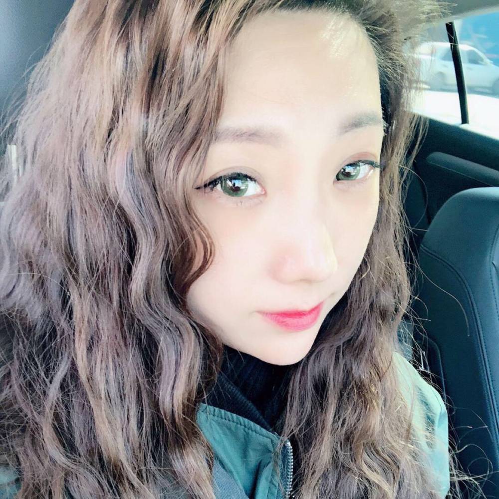 爱听歌拿小兔子的照片
