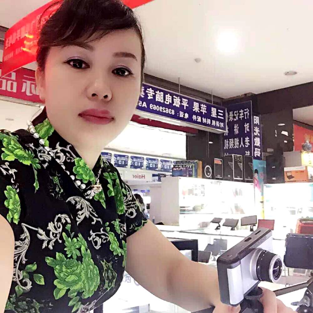 勤恳漫步小猫咪的照片