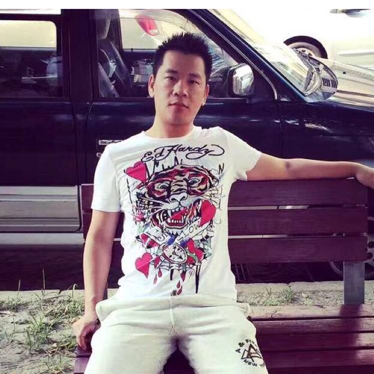 逆水的猴子的照片