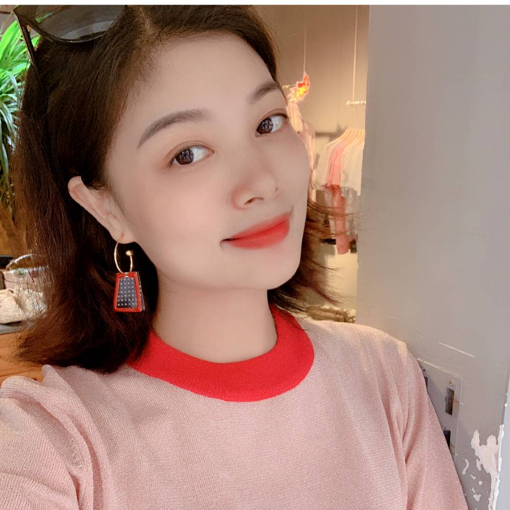 小刺猬回首不安的照片