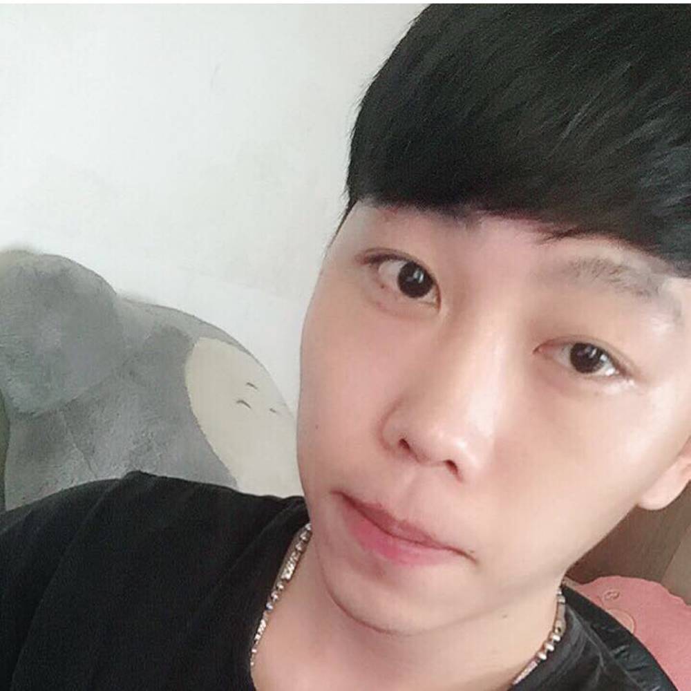 Looking咯的照片