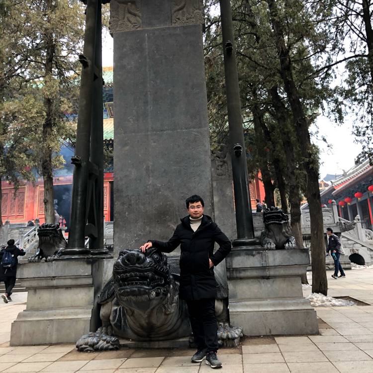 跳跃深拥秋月的照片