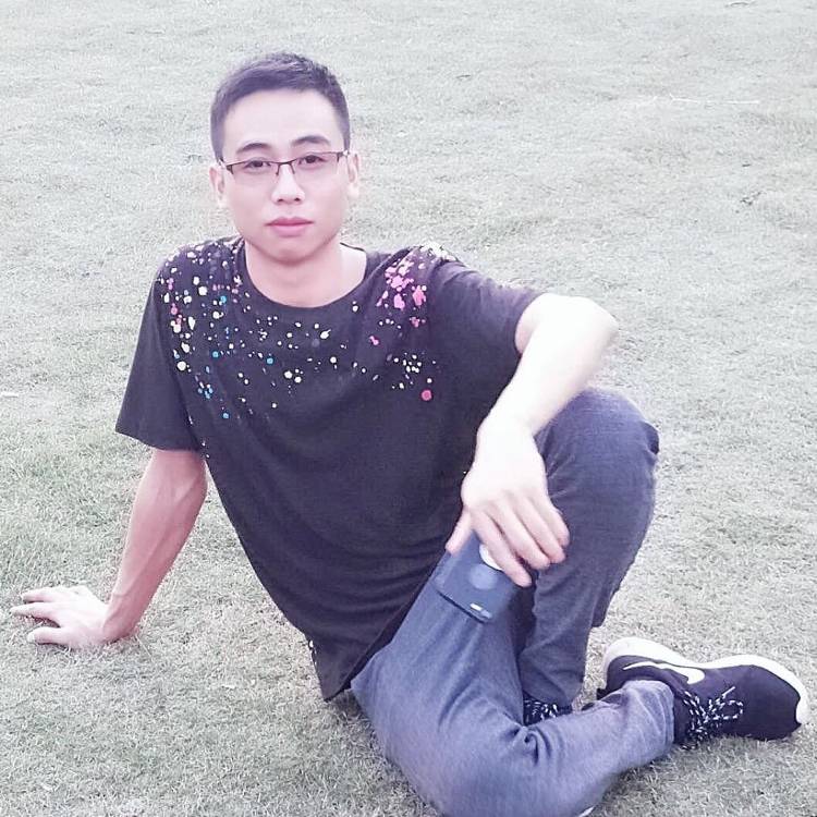 执笔画你眉的照片