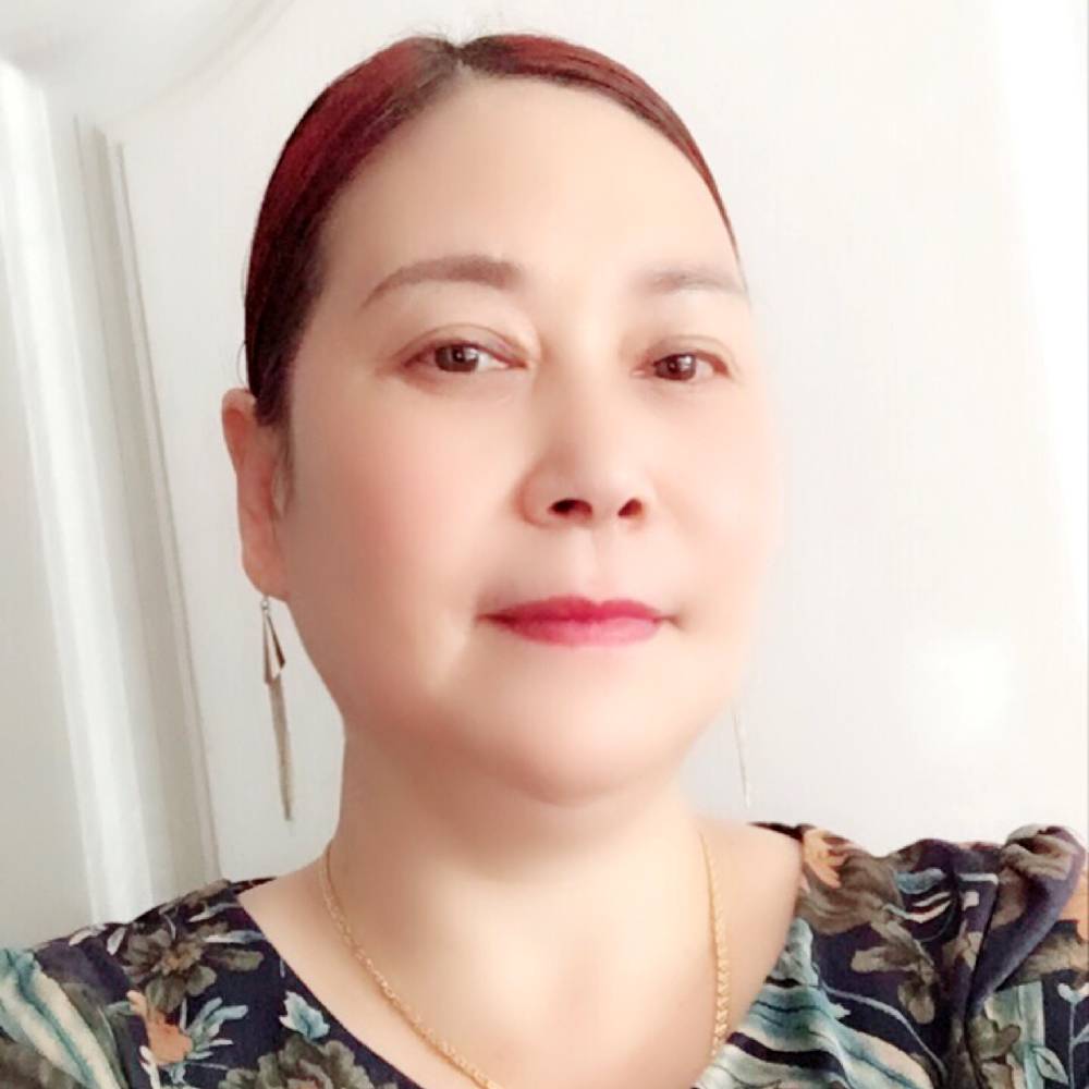 白云蹙眉等待的照片