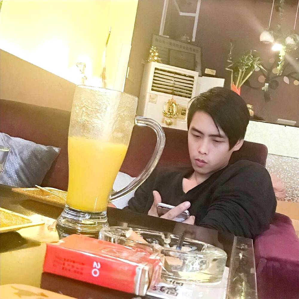 鸵鸟深拥痴情的照片