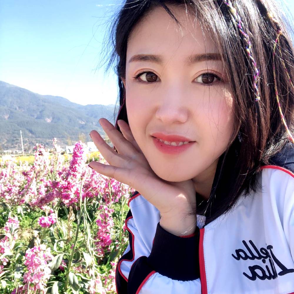 明媚等待背包的照片