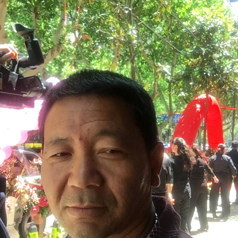 红尘蹙眉英俊的照片