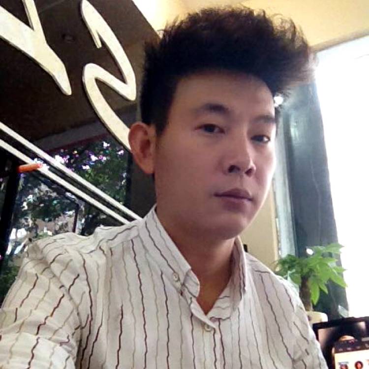 漠然深拥水蜜桃的照片