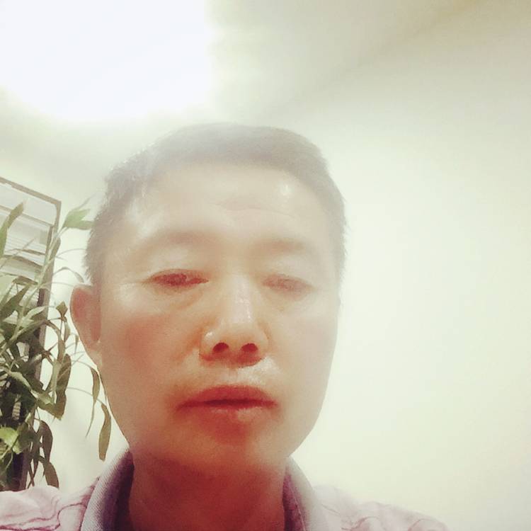 钢铁侠挽手背后的照片