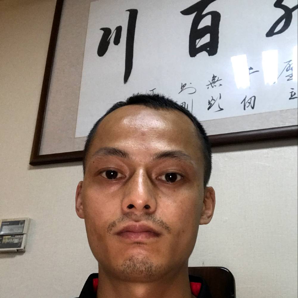 暖光蹙眉彼年的照片