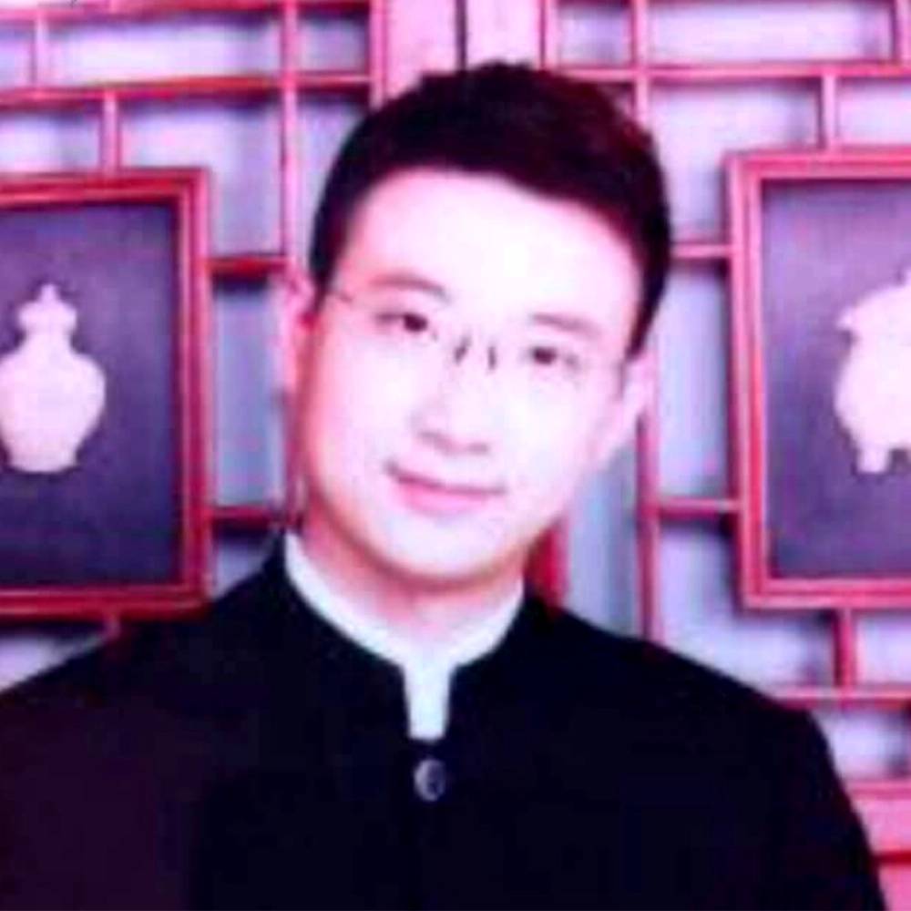路边的小哥哥的照片