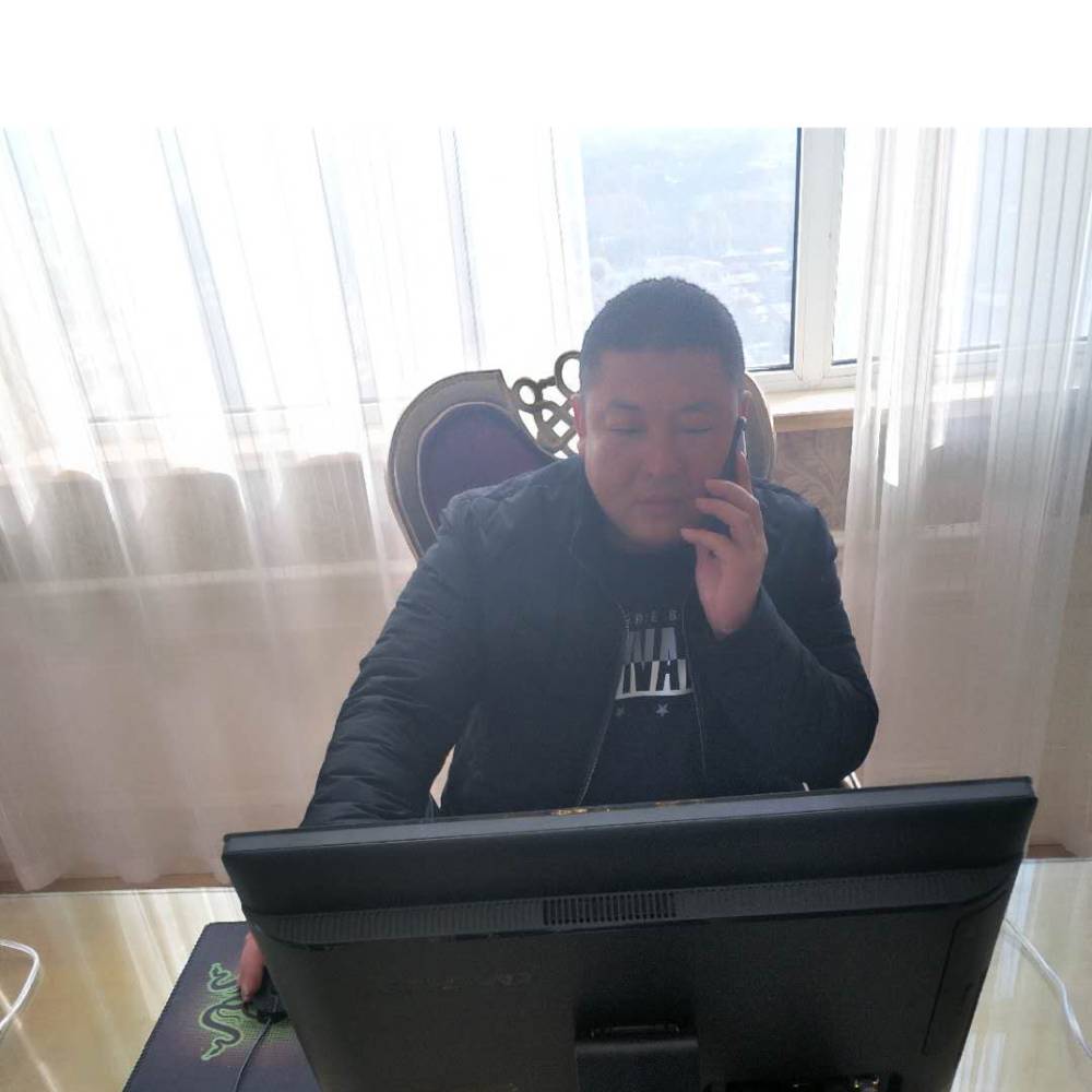 衬衫蹁跹翩飞的照片