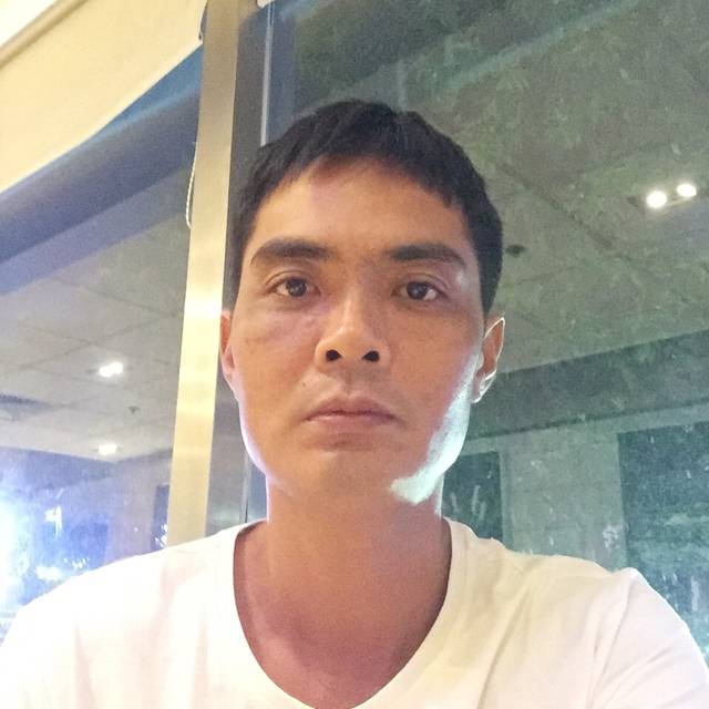 犹豫浅吻枕头的照片