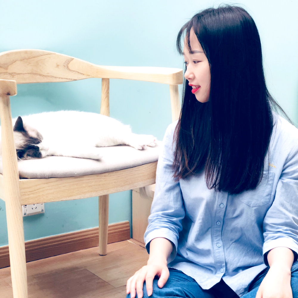苗条深拥小懒猪的照片