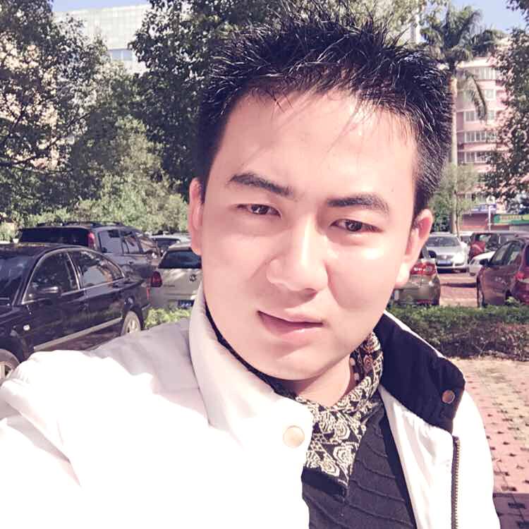 阳光闻绿茶的照片