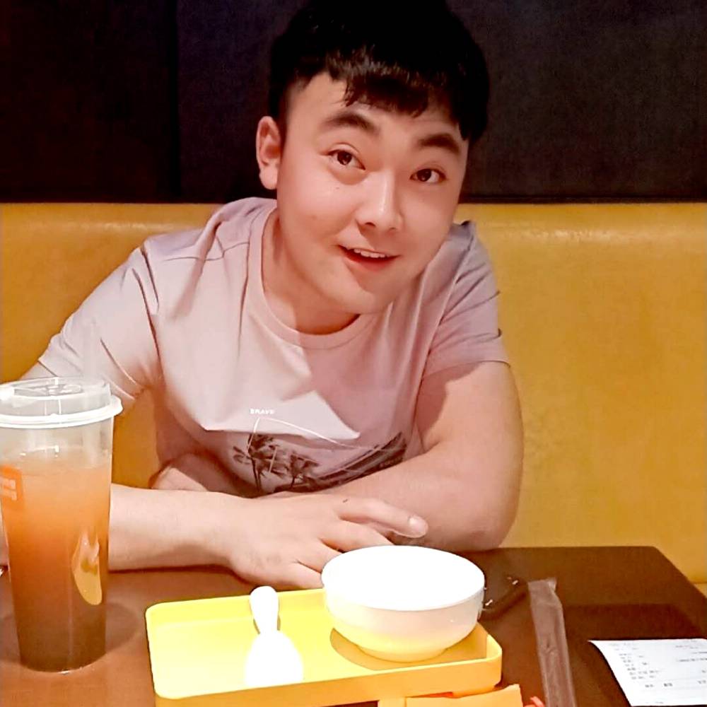 英俊愿绿草的照片