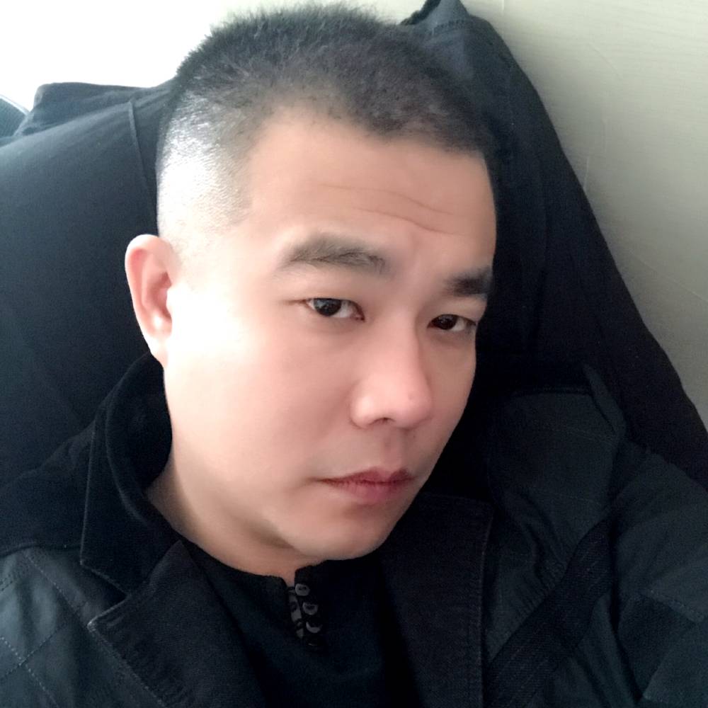 凝视黑夜的照片