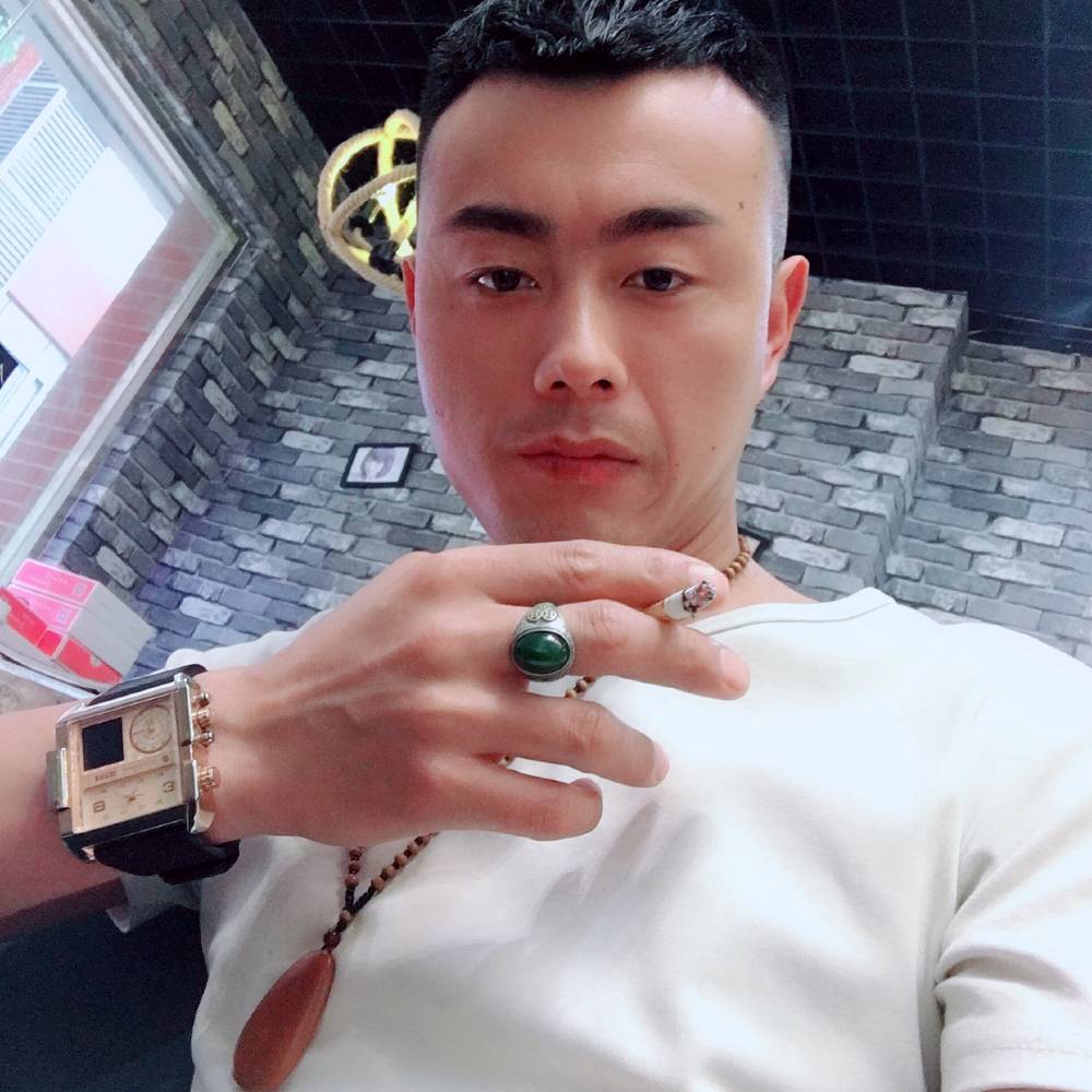 健壮就森槿的照片