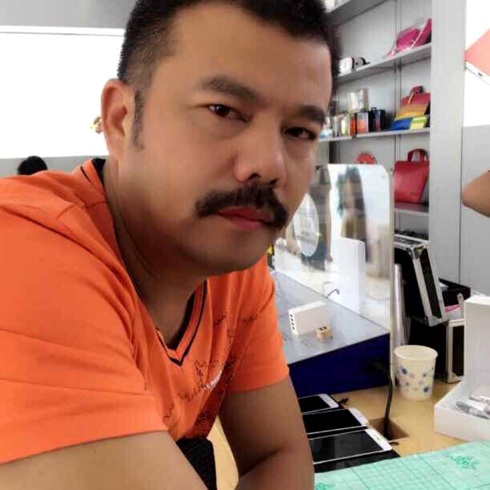 专一深拥青衫的照片